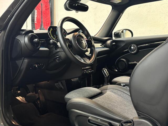 Mini Electric Mini Classic 33 kWh | Apple Carplay | Stuurwielverwarming | Camera | NL auto | 1e eigenaar | BTW | SOH 97% |