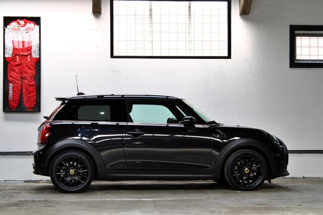 Mini Electric Mini Classic 33 kWh | Apple Carplay | Camera | Keyless | Stuurwielverwarming | NL auto | 1e eigenaar | BTW | SOH 97% |