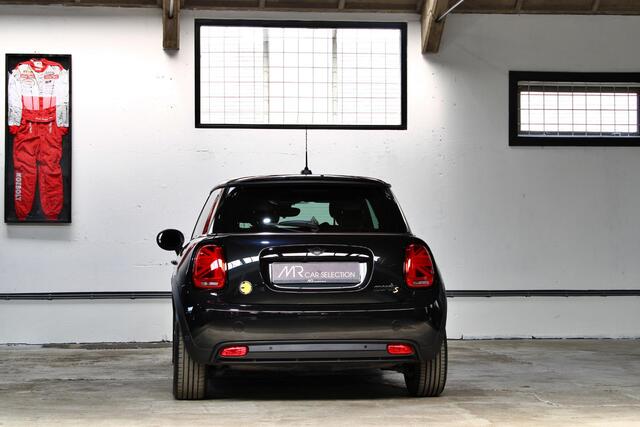 Mini Electric Mini Classic 33 kWh | Apple Carplay | Camera | Keyless | Stuurwielverwarming | NL auto | 1e eigenaar | BTW | SOH 97% |