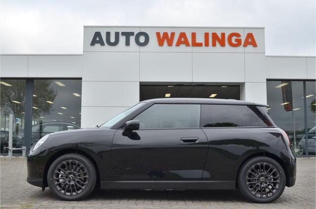 Mini Electric Mini E Blackyard 40.7 kWh NIEUWE AUTO! Stoelverwarmig | Camera | Carplay | Head Up Display | 17 " U-Spoke grey velgen! Nieuwprijs ¤32.990,-!!