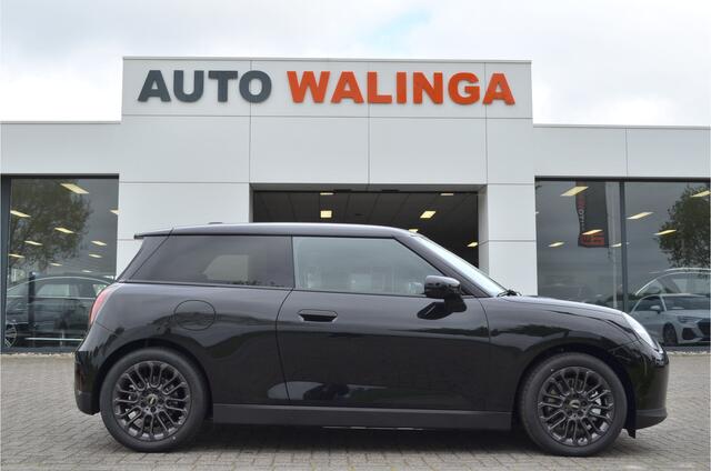 Mini Electric Mini E Blackyard 40.7 kWh NIEUWE AUTO! Stoelverwarmig | Camera | Carplay | Head Up Display | 17 " U-Spoke grey velgen! Nieuwprijs ¤32.990,-!!