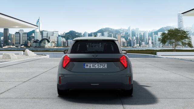 Mini Electric Mini Cooper SE Paul Smith Ed. XL 54.2 kWh | Adaptive Cruise | Panoramadak | Stoelmassage | 360 Camera