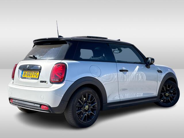 Mini Electric MINI Yours 33 kWh / Panoramadak / Leder / Keyless / 17'' / CarPlay / Navigatie / Stuur+Stoelverwarming / Cruise Control / LED Koplampen