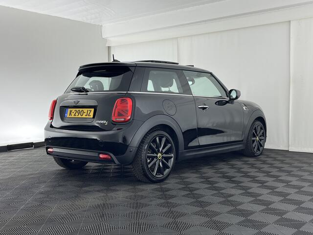 Mini Electric Yours 33 kWh [ 3-Fase ] {SOH-97%} (INCL-BTW) Aut. *HEATPUMP | PANO | LEATHER | DIGI-COCKPIT | HEAD-UP | FULL-LED | NAVI-FULLMAP | HEATED-SPORTSEATS | DAB | CRUISE | HARMAN/KARDON | CAMERA | KEYLESS | AMBIENTLIGHT | 17"ALU*