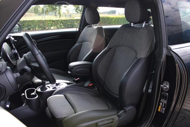 Mini Electric Classic / Sportstoelen / Comfort Access / Stoelverwarming / Cruise Control / 16" LM Victory Spoke zwart