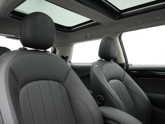 Mini Electric MINI Yours 32,6 kWh 184pk Dealer O.H. | Panodak | Head Up | Camera | Lederen Sportstoelen Verwarmd | Apple Carplay | Cruise Control | Navigatie | DAB |