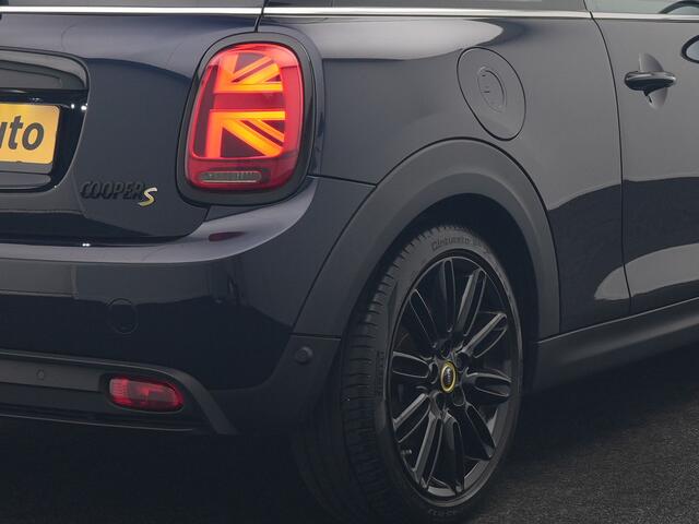 Mini Electric MINI Yours 32,6 kWh 184pk Dealer O.H. | Panodak | Head Up | Camera | Lederen Sportstoelen Verwarmd | Apple Carplay | Cruise Control | Navigatie | DAB |
