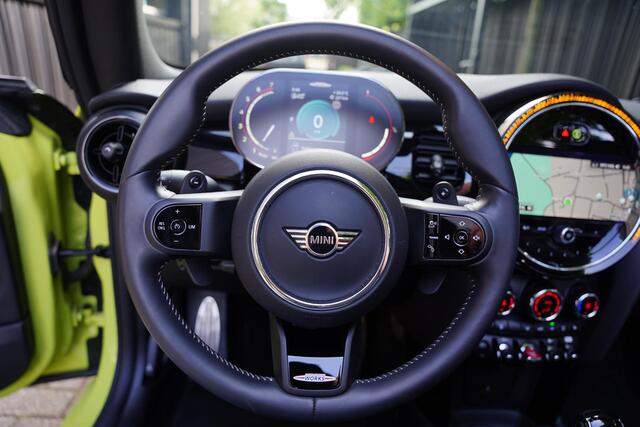 Mini John Cooper Works Mini Cabrio 2.0 Essential 231 PK Facelift 10 D.Km
