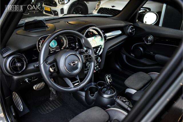 Mini John Cooper Works Mini 1.5 Aut. | JCW-Trim | Navigatie | Panorama | Head-Up | Camera | 17"LM | 5-Deurs | Moonwalk Grey