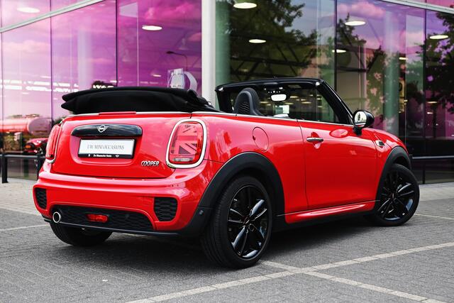 Mini John Cooper Works Cabrio JCW Automaat / Achteruitrijcamera / Comfort Access / Stoelverwarming / JCW Sport stoel / LED / Park Assistant / Harman-Kardon / Navigatie