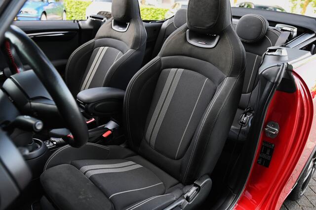 Mini John Cooper Works Cabrio JCW Automaat / Achteruitrijcamera / Comfort Access / Stoelverwarming / JCW Sport stoel / LED / Park Assistant / Harman-Kardon / Navigatie