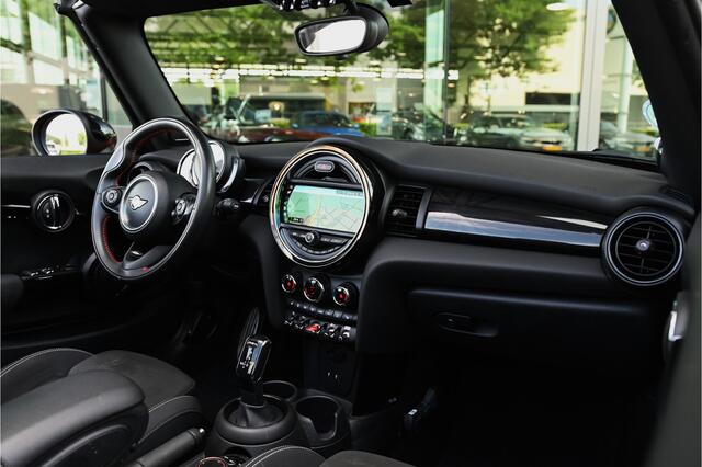 Mini John Cooper Works Cabrio JCW Automaat / Achteruitrijcamera / Comfort Access / Stoelverwarming / JCW Sport stoel / LED / Park Assistant / Harman-Kardon / Navigatie