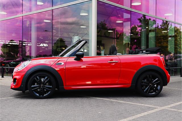 Mini John Cooper Works Cabrio JCW Automaat / Achteruitrijcamera / Comfort Access / Stoelverwarming / JCW Sport stoel / LED / Park Assistant / Harman-Kardon / Navigatie