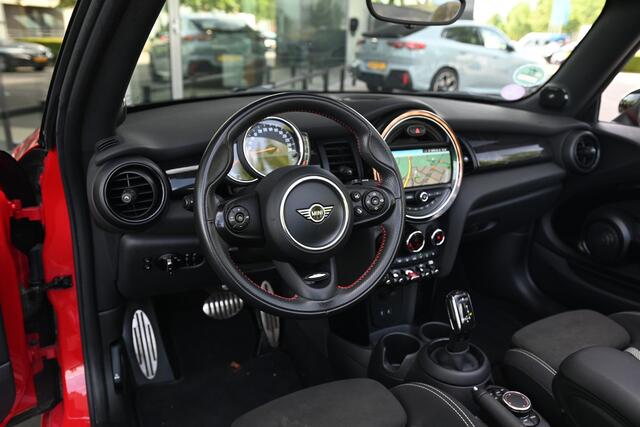 Mini John Cooper Works Cabrio JCW Automaat / Achteruitrijcamera / Comfort Access / Stoelverwarming / JCW Sport stoel / LED / Park Assistant / Harman-Kardon / Navigatie