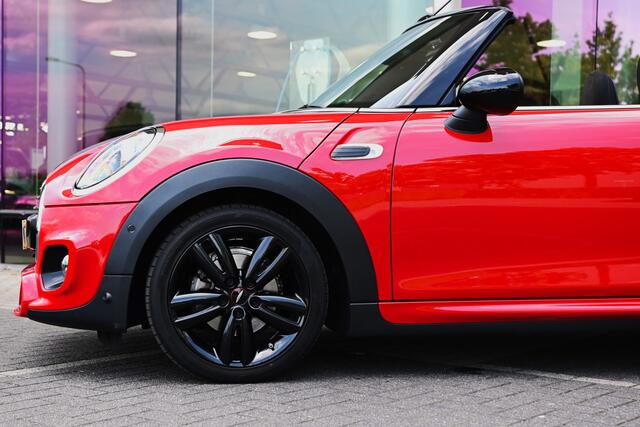 Mini John Cooper Works Cabrio JCW Automaat / Achteruitrijcamera / Comfort Access / Stoelverwarming / JCW Sport stoel / LED / Park Assistant / Harman-Kardon / Navigatie
