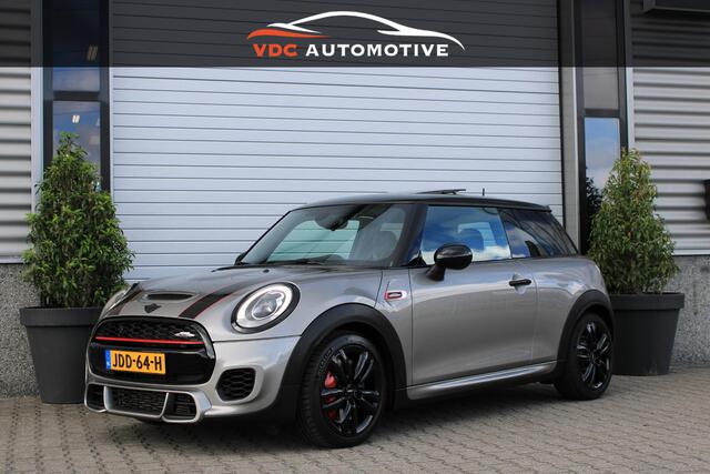 Mini John Cooper Works Mini 2.0 Chili Melting Silver | 231 PK | Pano | Yours Leder | Comfort Access | Camera | Black Trim | Union Jack | Dealer Onderhouden | LED