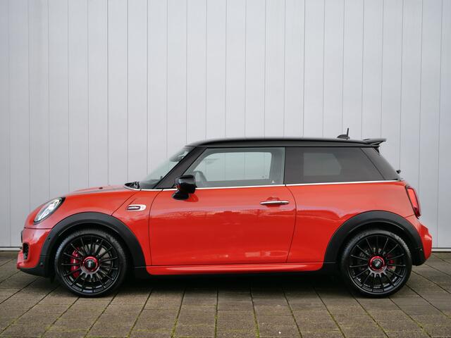 Mini John Cooper Works Mini 2.0 Chili 232 Pk Automaat DAB / Navigatie / 18 inch / Camera / Winterpakket
