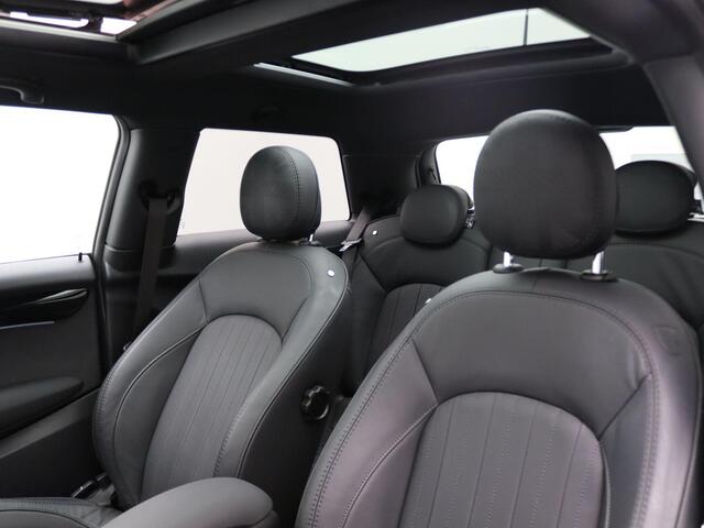 Mini John Cooper Works 3-deurs Comfort Plus Pakket | 18" JCW Circuit Spoke | Stuurwielrand Verwarmd | Glazen panoramadak | Piano Black Exterior pack | Harman-Kardon sound system | MINI Head-Up Display