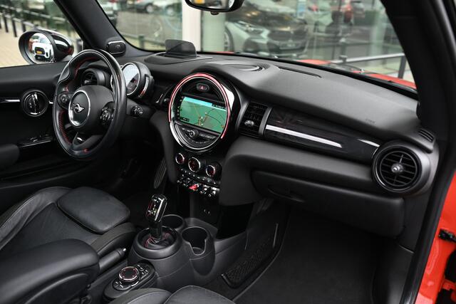 Mini John Cooper Works Hatchback S JCW Automaat / Panoramadak / LED / Harman-Kardon / Park Assistant / Comfortstoelen / Comfort Access / Head-Up / Stoelverwarming