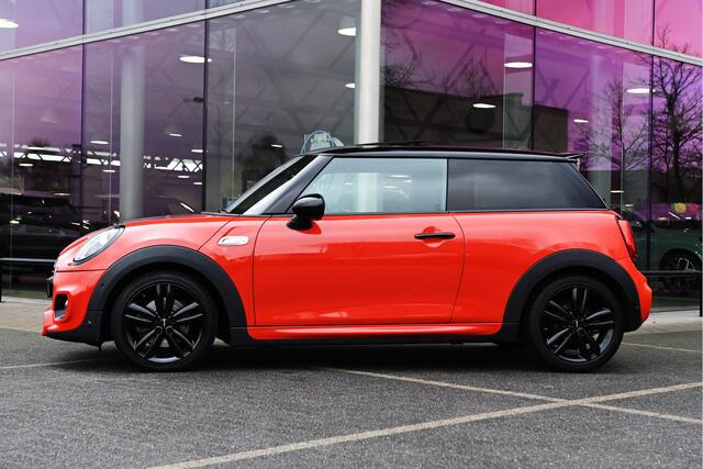 Mini John Cooper Works Hatchback S JCW Automaat / Panoramadak / LED / Harman-Kardon / Park Assistant / Comfortstoelen / Comfort Access / Head-Up / Stoelverwarming
