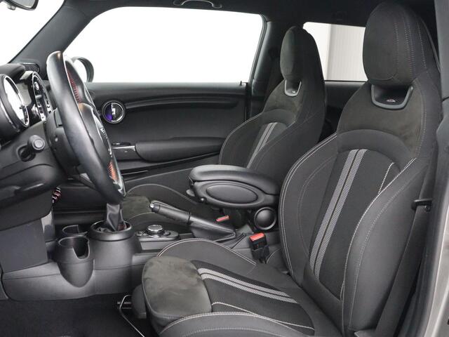 Mini John Cooper Works 1.5 Cooper | Harman/Kardon | Carplay | Sportstoelen | Full LED | Navigatie | Climate control | Park Assist | Cruise control | Getint glas