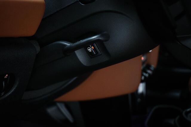 Mini John Cooper Works Mini Cabrio 2.0 JCW Pack | DRIVING ASSISTANT PLUS / CONNECTED NAVIGATION PLUS / COMFORT- PACK | HEAD UP | STUURVERWARMING