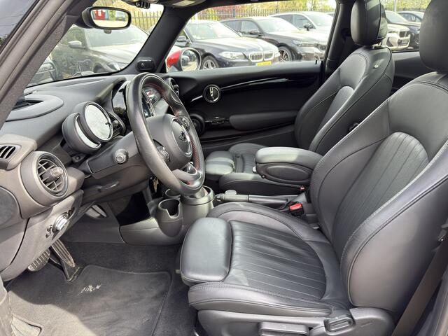 Mini John Cooper Works 3-deurs 2.0 | Chili | 18'' | Panorama | Harman/Kardon | Getint Glas | Head-Up | Camera | Comfort Access | 232 pk
