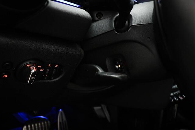 Mini John Cooper Works 3-Deurs 2.0 Classic | PRIMIUM PLUS PACK | MINI YOURS LEDER | PANORAMADAK | HEAD UP | STUURVERWARMING | DRAADLOZE LADER | 18"