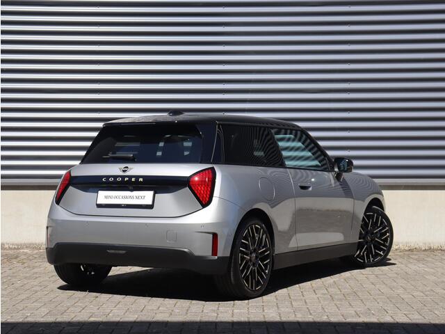 Mini MINI 3-deurs E | Favoured Trim + Pakket L + Panodak + Harman Kardon + Comfort Access + Head-Up + Parking Assistant Plus + 18'' LMV