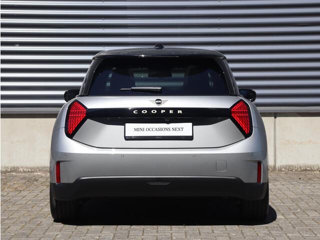 Mini MINI 3-deurs E | Favoured Trim + Pakket L + Panodak + Harman Kardon + Comfort Access + Head-Up + Parking Assistant Plus + 18'' LMV