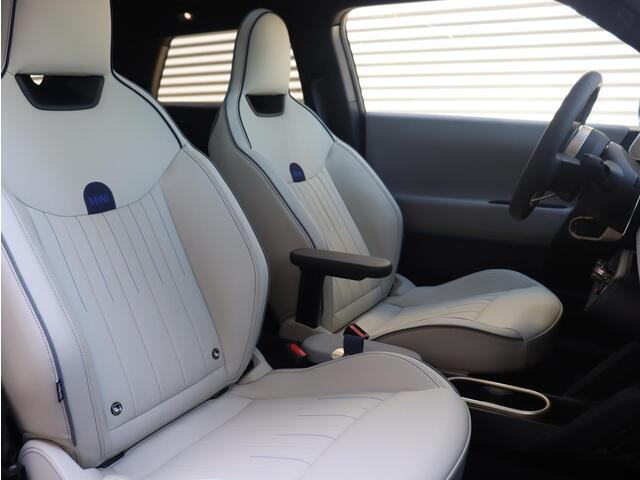 Mini MINI 3-deurs E | Favoured Trim + Pakket L + Panodak + Harman Kardon + Comfort Access + Head-Up + Parking Assistant Plus + 18'' LMV