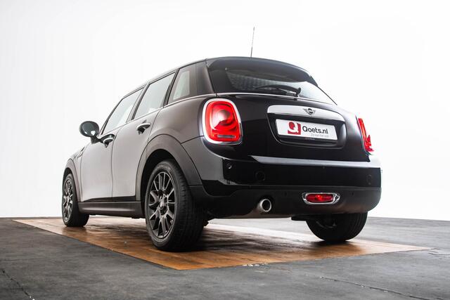 Mini ONE Mini 1.5 Salt - cruise control - Regen- en lichtsensor - Binnenlichtpakket - PDC achter - Chrome Line exterieur - MINI Navigatiesysteem - Middenarmsteun voor -