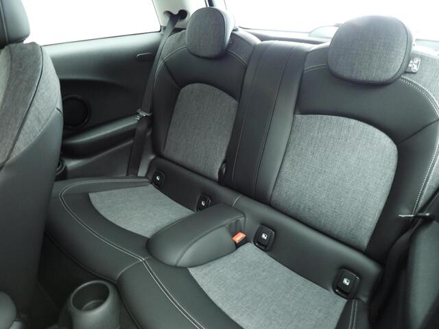 Mini ONE 3-deurs Classic / Sportstoelen / PDC / Climate / Navigatie / Alu wielen 16 inch black