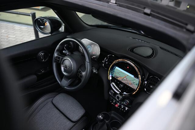 Mini ONE Hatchback Classic / Panoramadak / Sportstoelen / Cruise Control / LED / Ambiance verlichting / 16" LM Victory Spoke zwart