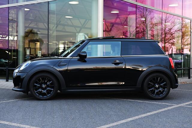 Mini ONE Hatchback Classic / Panoramadak / Sportstoelen / Cruise Control / LED / Ambiance verlichting / 16" LM Victory Spoke zwart