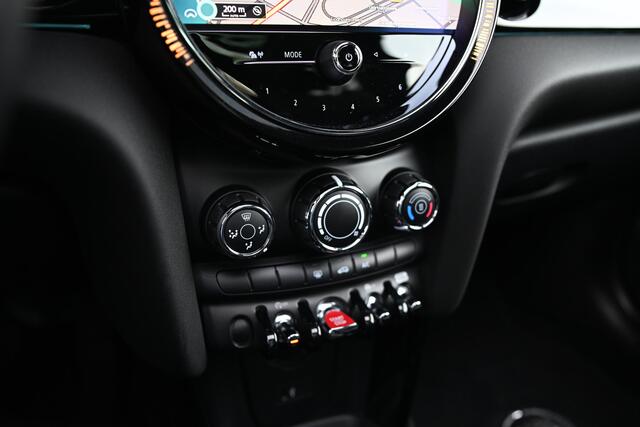 Mini ONE Hatchback Classic / Panoramadak / Sportstoelen / Cruise Control / LED / Ambiance verlichting / 16" LM Victory Spoke zwart