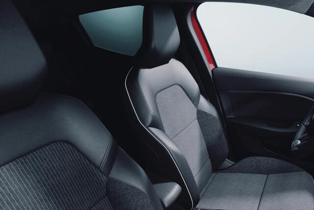 Mitsubishi COLT Instyle | Achteruitrijcamera | Around view monitor met 12 parkeersensoren (vóór, achter en zijkant) | Automatisch dimmende binnenspiegel