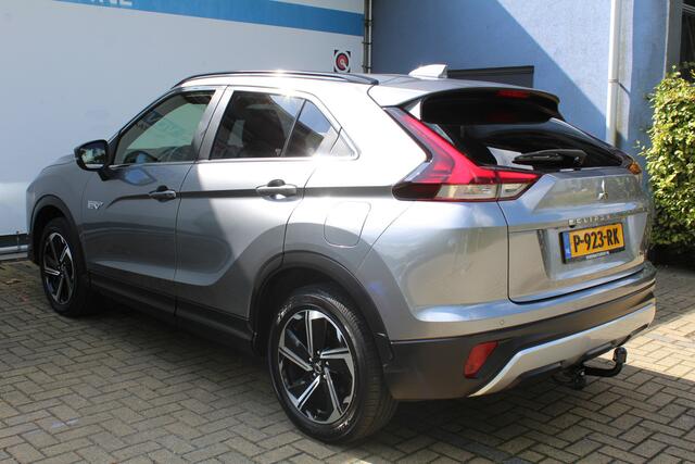 Mitsubishi ECLIPSE Cross 2.4 PHEV Intense+ | Incl. 12 maanden Garantie | Achteruitrijcamera | Parkeersensoren V+A | Trekhaak | Keyless entry/start | Cruise controle | Stoelverwarming | Elektrisch verstelbare stoel | Apple Carplay/Android Auto | Climate controle | Navigatie
