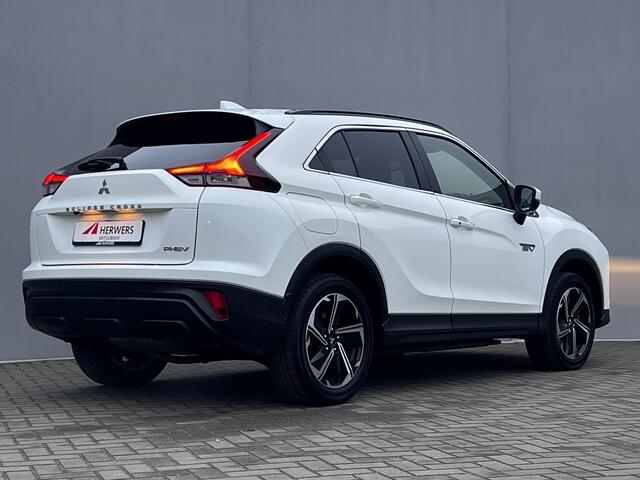 Mitsubishi ECLIPSE Cross 2.4 PHEV Intense / 8 Jaar Fabrieksgarantie** / Dealer onderhouden / 1.500 kg trekgewicht / ChadeMo snelladen / Navigatie via Apple Carplay Android / Stoelverwarming / 18" LM wielen /
