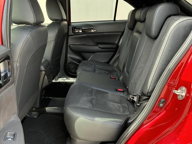 Mitsubishi ECLIPSE Cross 2.4 PHEV Executive Automaat / Fabrieksgarantie 8 Jaar / Afneembare trekhaak (1.500KG) / Dealer Onderhouden / Stoel-/Stuur-/Achterbankverwarming / Navigatie / Apple Carplay/Android Auto / Achteruit-/360 Camera /