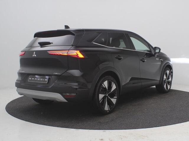 Mitsubishi GRANDIS 1.8 HEV Instyle / ¤ 2.000,- Voordeel op de Nieuwprijs / Prijs is rijklaar / Direct leverbaar / 8 jaar fabrieksgarantie / Elektrochromatisch glazen panoramadak / Google Assistent / Stuurwiel- en Stoelverwarming voor / Adaptieve Cruise Control / Verwarmde V