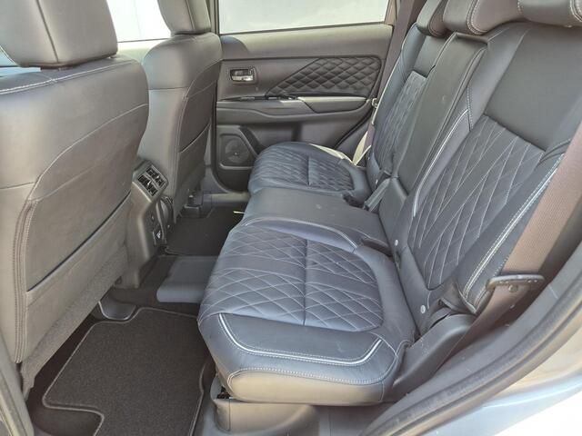 Mitsubishi OUTLANDER 2.4 PHEV Pug-in Intense+ Automaat / Navigatie via Apple Carplay of Android Auto / Stuur- en Stoelverwarming / Trekgewicht 1500 kg / Elektrische bedienbare achterklep / Rondomzicht camera / Adaptief cruise control /
