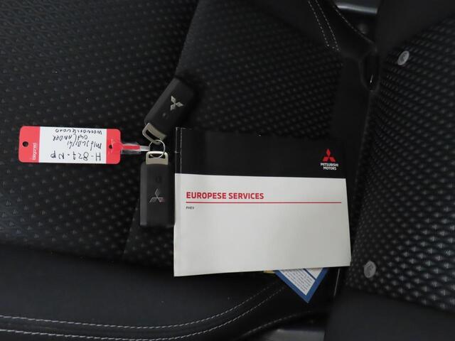 Mitsubishi OUTLANDER 2.4 PHEV Pure (135 PK) 1e-Eig. & Dealer-Onderh. BOVAG-Garantie. NL-Auto. Trekhaak, Half-Leer, Navigatie/Apple-Carplay/Android-Auto, Cruisecontrol, Keyless-Entry/Start, Achteruitrijcamera, Parkeersensoren, Stoelverw Lm-Velgen-16Inch, Privacy-Glas