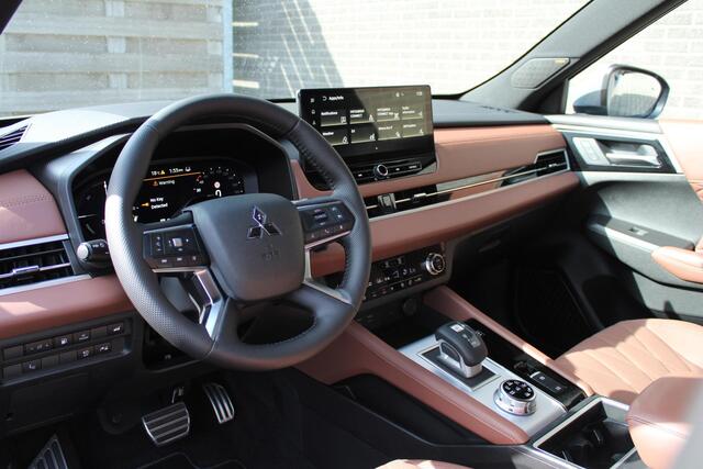 Mitsubishi OUTLANDER 2.4 PHEV Instyle+ Lederen interieur, Elek.glazen panoramadak, Massage stoelen, 20" LM velgen, Trekgewicht 1.600 KG.