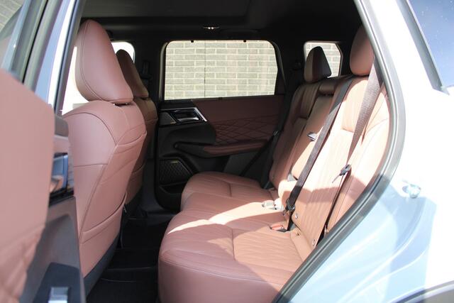 Mitsubishi OUTLANDER 2.4 PHEV Instyle+ Lederen interieur, Elek.glazen panoramadak, Massage stoelen, 20" LM velgen, Trekgewicht 1.600 KG.