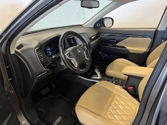 Mitsubishi OUTLANDER 2.4 PHEV Intense+ ( Unieke kleurencombinatie !! )