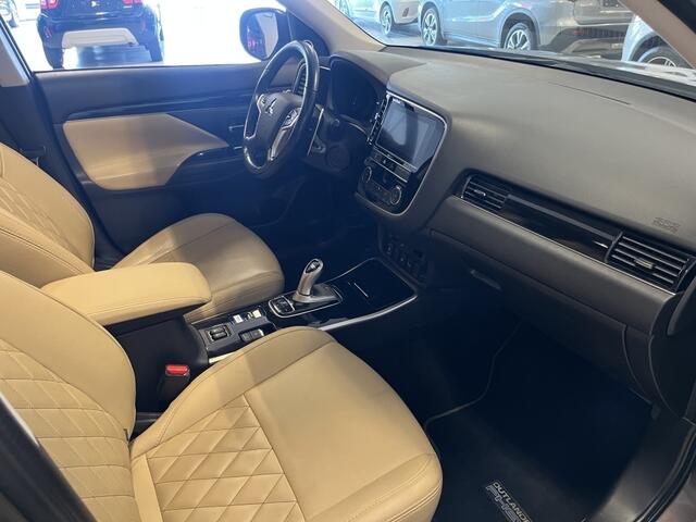 Mitsubishi OUTLANDER 2.4 PHEV Intense+ ( Unieke kleurencombinatie !! )