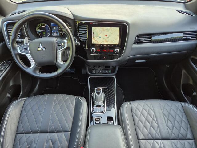 Mitsubishi OUTLANDER 2.4 PHEV Plug-in Instyle Automaat / Trekhaak afneembaar / Trekgewicht 1500 kg / Elektrische achterklep / Rondomzicht camera / Stuur- en Stoelverwarming / Adaptief CC / Glazen schuif- en kanteldak /