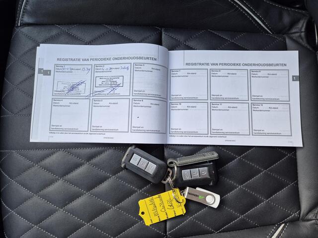 Mitsubishi OUTLANDER 2.4 PHEV Plug-in Instyle Automaat / Trekhaak afneembaar / Trekgewicht 1500 kg / Elektrische achterklep / Rondomzicht camera / Stuur- en Stoelverwarming / Adaptief CC / Glazen schuif- en kanteldak /