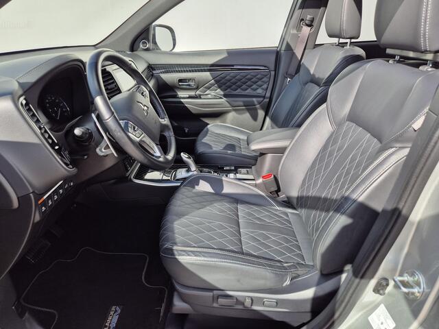 Mitsubishi OUTLANDER 2.4 PHEV Plug-in Instyle Automaat / Trekhaak afneembaar / Trekgewicht 1500 kg / Elektrische achterklep / Rondomzicht camera / Stuur- en Stoelverwarming / Adaptief CC / Glazen schuif- en kanteldak /